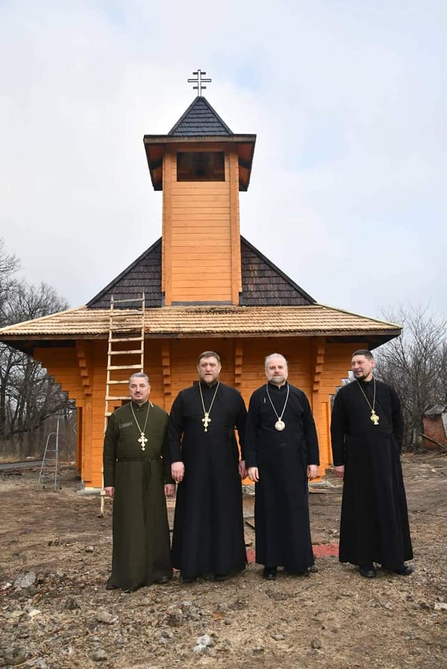 В прифронтовой Карловке волонтеры завершили строительство православного храма 04