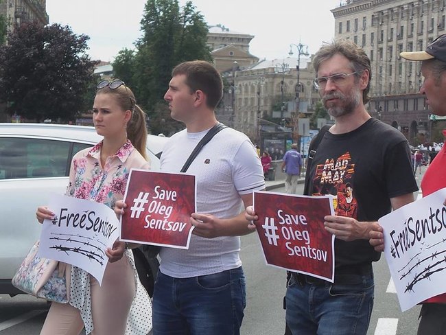 Акція Free Sentsov триває на Майдані Незалежності в Києві 05