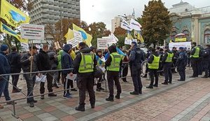 ФОПи і "євробляхери" пікетують Раду. У "Слузі народу" вважають мітинги проплаченими: "Хочуть заробити трохи грошенят на протестах". ВІДЕО+ФОТОрепортаж
