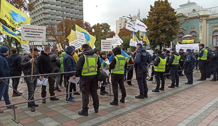 ФОПи і "євробляхери" пікетують Раду. У "Слузі народу" вважають мітинги проплаченими: "Хочуть заробити трохи грошенят на протестах". ВІДЕО+ФОТОрепортаж