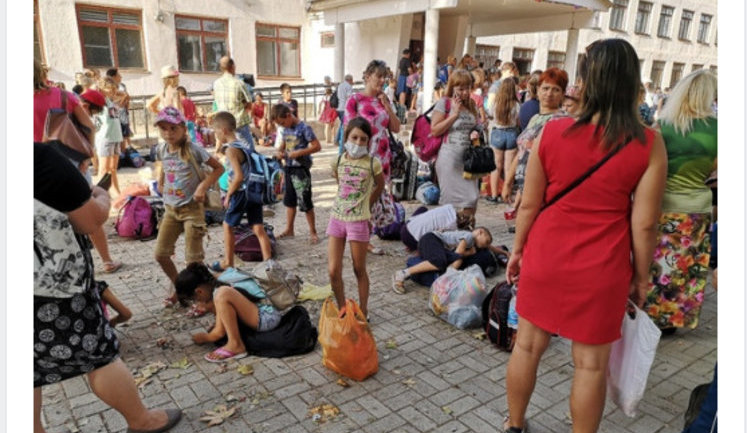 Діти з Армянська годинами чекають на спеці відправки в санаторії. "Як у Чорнобилі," - пишуть у соцмережах. ФОТОрепортаж