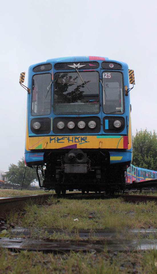 метро разрисованный состав