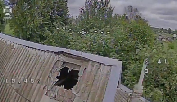 Дрони ДПСУ знищують окупантів: безпілотник залетів під дах будівлі, де ховалися росіяни. ВIДЕО