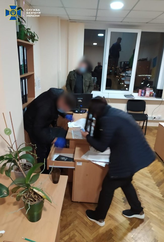 Прокурор и инспектор Нацполиции вымогали $10 тыс. взятки за снятие ареста с недвижимости в Киеве, - СБУ 04