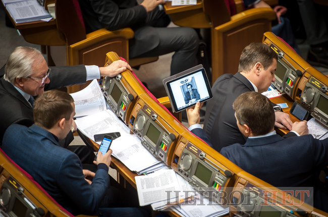 Напівпорожній зал Ради й дорога сумка Рибчинського - день роботи ВР 17 січня 15 Напівпорожній зал Ради й дорога сумка Рибчинського - день роботи ВР 17 січня 15