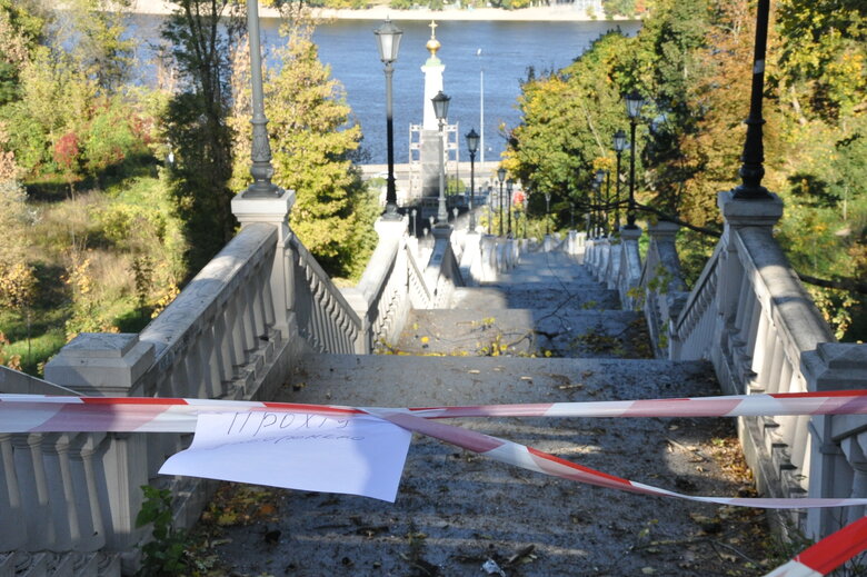 Ракетный обстрел стеклянного пешеходного моста в Киеве 03 Ракетный обстрел стеклянного пешеходного моста в Киеве 03