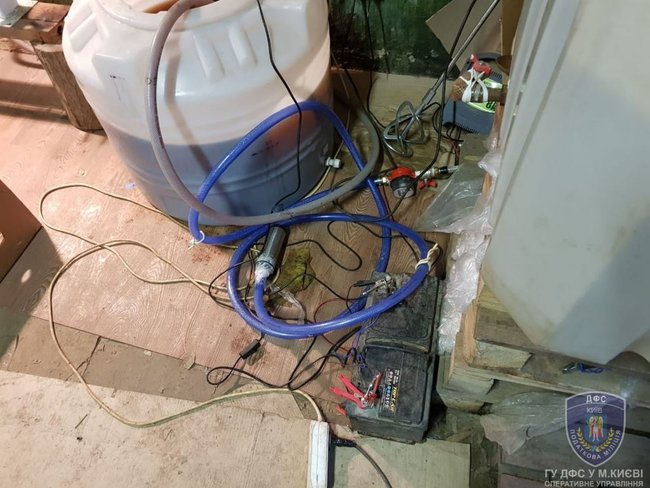 Підпільне виробництво алкогольного фальсифікату ліквідовано на Чернігівщині, вилучено продукції на 1,4 млн грн 15