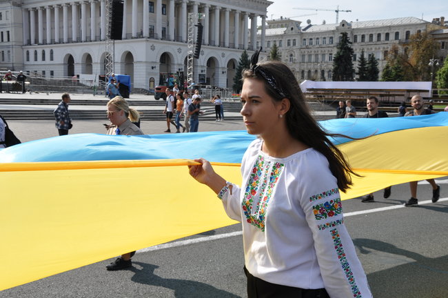 Найбільший прапор України пронесли центром Києва 04