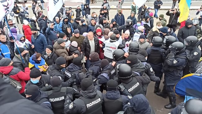 ФОПы попытались установить палатки на Майдане Незалежности: между митингующими и правоохранителями произошли стычки 47