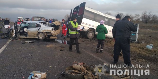 Маршрутка столкнулась с легковым автомобилем в Одесской области: 1 человек погиб, 14 травмированы 01