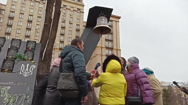 На аллее Героев Небесной Сотни установили Колокол Достоинства 10