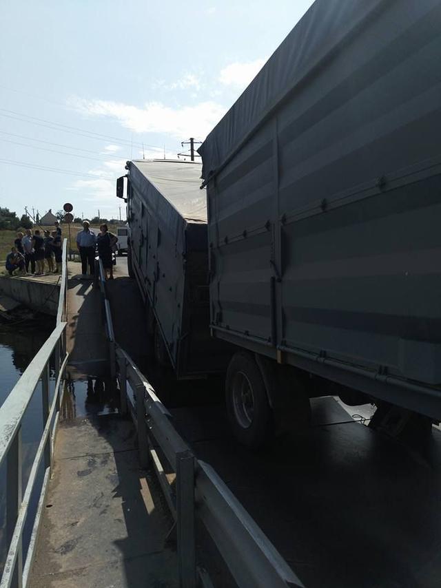 Фура провалила нещодавно відремонтований міст на Миколаївщині 04 Фура провалила нещодавно відремонтований міст на Миколаївщині 04