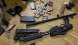 У приміщенні, де, за твердженням "Нацкорпусу", перебували "тітушки ОПЗЖ", поліція вилучила кілька одиниць зброї і гранати. ФОТО