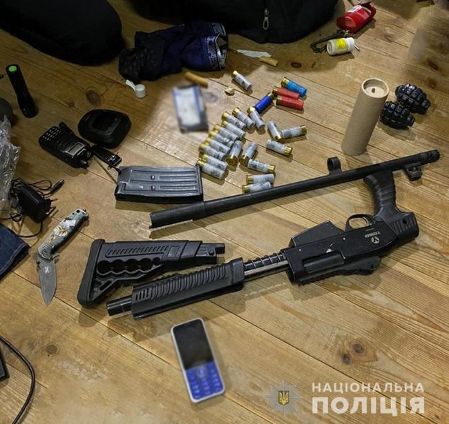 У приміщенні, де, за твердженням Нацкорпусу, перебували тітушки ОПЗЖ, поліція вилучила кілька одиниць зброї і гранати 01