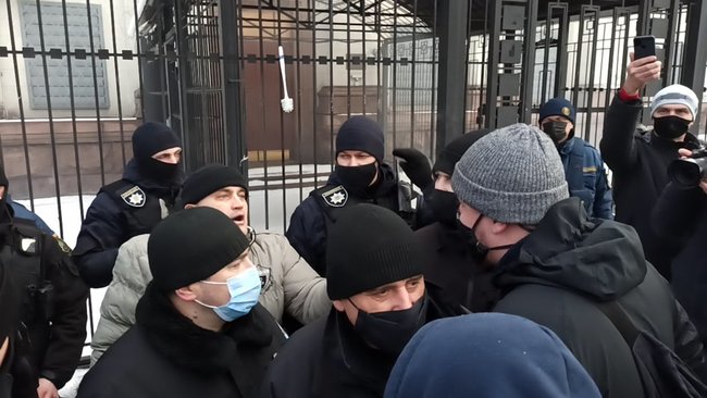 Акцию у посольства РФ в Киеве прекратили неизвестные: сорвали и сожгли плакаты, разбили таблички 10