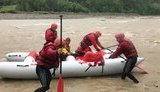 12-річний хлопчик послизнувся і впав у річку Черемош на Івано-Франківщині. Рятувальники підняли на берег тіло дитини, - ДСНС