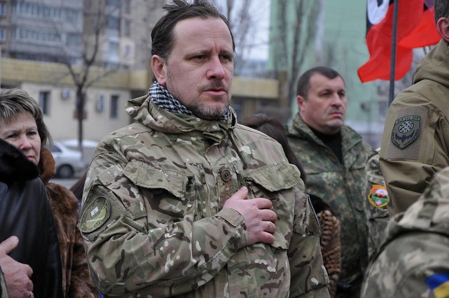 Учасники АТО та мешканці Києва поклали на Троєщині квіти до памятника Воїну-добровольцю 03