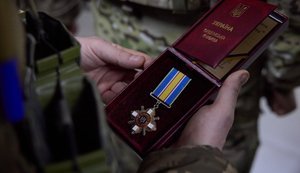 Зеленский наградил еще 372 защитников Украины, 200 из них – посмертно