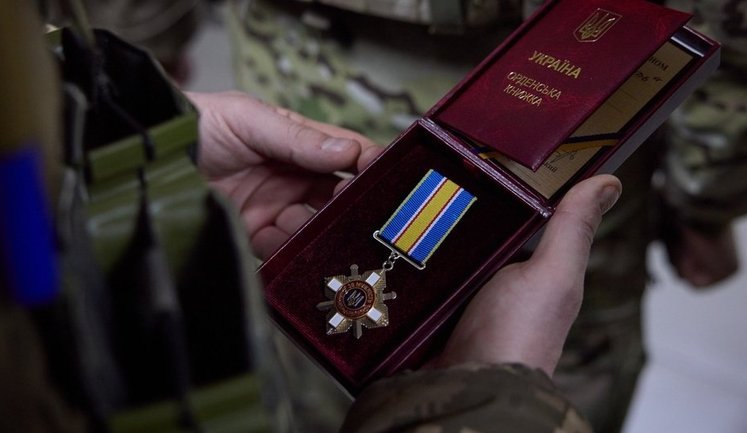 Зеленский наградил еще 372 защитников Украины, 200 из них – посмертно