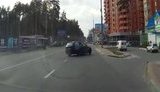 В Ирпене водитель BMW снес остановку и повредил три автомобиля на парковке. ВИДЕО регистратора