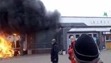 Біля метро "Лівобережна" горить магазин. Станцію закрили. ВIДЕО
