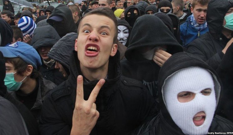В Киеве улицу Красноармейскую "переименовали" в Вермахт штрассе. ВИДЕО
