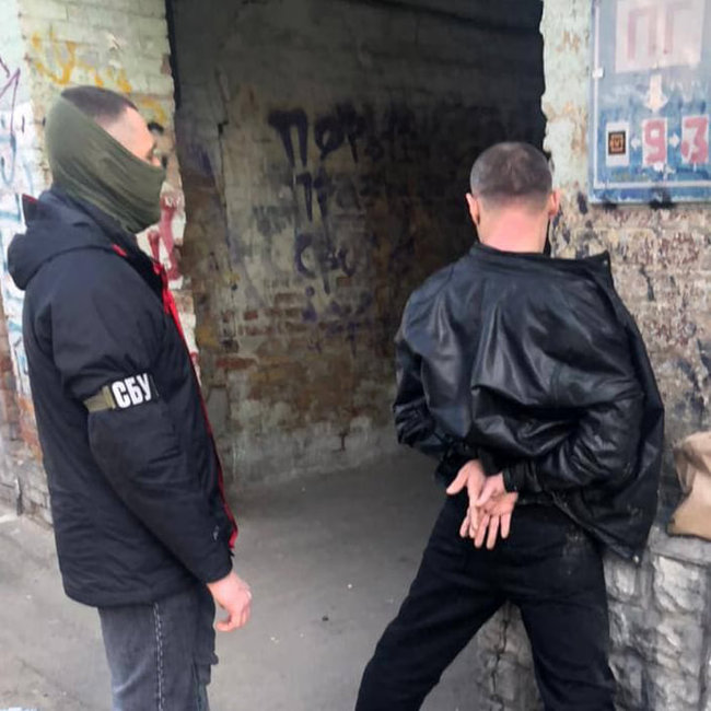 Чиновник столичной полиции задержан при получении $2 тыс. взятки за возвращение изъятого автомобиля, - прокуратура 01