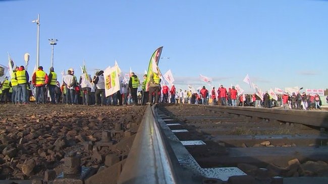 Польські шахтарі протестують проти вугілля з РФ: перекрили залізницю 01
