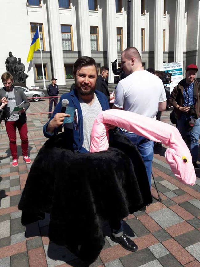 Активісти влаштували під Радою парад страусів з вимогою оновити склад ЦВК 03
