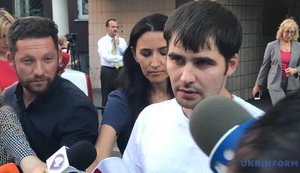 Звільненого українця Костенка зустріли в Києві. Він відмовився від коментарів до розмови зі спецслужбами. ВІДЕО+ФОТОрепортаж