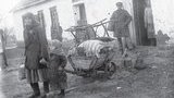 "Просила невістку відрізати їй лодижку, щоб дітей нагодувати": українці діляться сімейними історіями про Голодомор