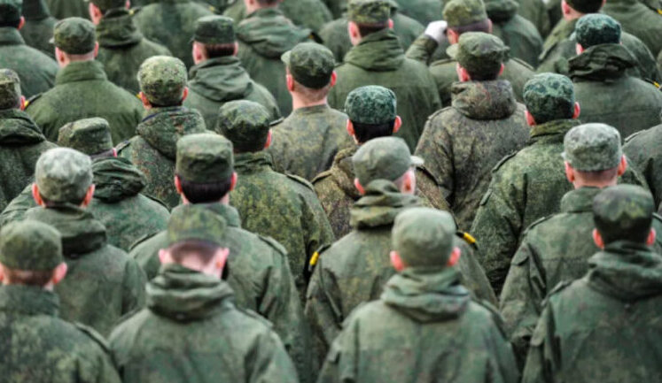 В окупованому Криму російських солдатів-строковиків активно агітують підписувати контракт та їхати на війну, - Генштаб