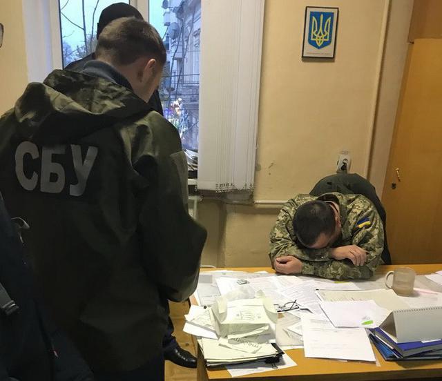 СБУ на Буковине задержала на взятке заместителя военкома 01