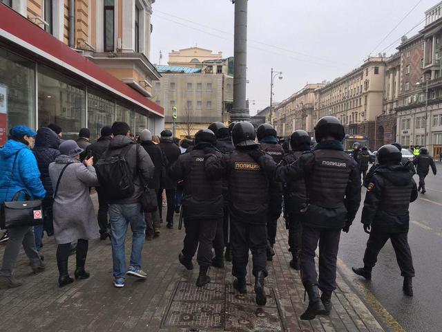 Riot police massively apprehend rally participants in Moscow 02