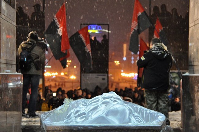 На Майдані Незалежності в Києві відбулося прощання із загиблим бійцем Правого сектора Андрієм Витвицьким, другом Спікером 05