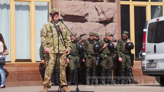 Киевсовет приравнял воинов добробатов к участникам АТО: во время попытки активистов пройти в зал заседаний произошла потасовка 07