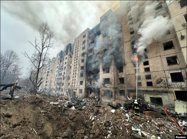 Пошкоджений будинок в Києві в результаті масованої атаки 2 січня 2024 року