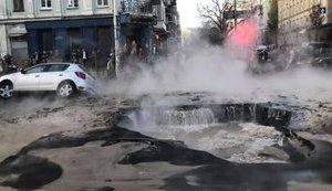 У центрі Києва прорвало трубу з гарячою водою. Кілька машин провалилося під асфальт. ВІДЕО+ФОТОрепортаж