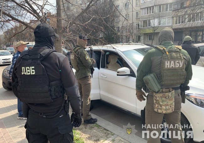 Отримав майже мільйон гривень відкату: правоохоронці затримали ексначальника Департаменту вибухотехнічної служби 02