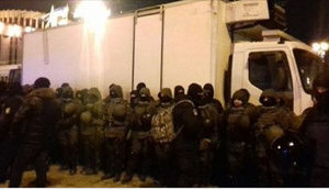 Ночью полиция вывезла с Европейской площади грузовик партии "Рух нових сил" с оборудованием для сцены. ВИДЕО