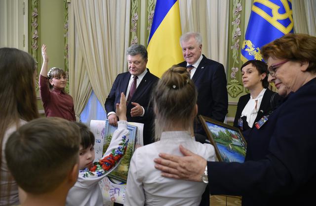 Порошенко провел встречу с премьер-министром Баварии Зеехофером 03