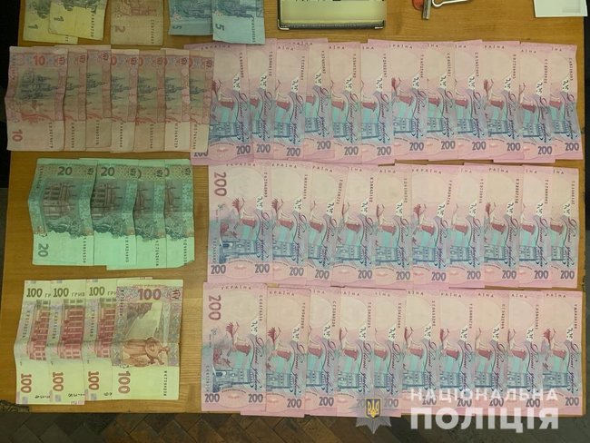 Чоловік у Василькові привозив жителів на виборчу дільницю, щоб вони проголосували за одну з кандидаток: пропонував по 200 грн, - поліція 01
