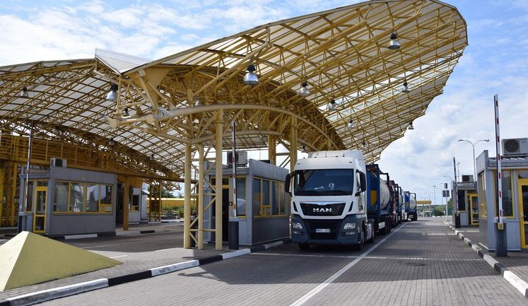 Блокаду найбільшого пункту пропуску на кордоні з Польщею продовжили до лютого 2024 року