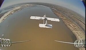 Дрон-камікадзе атакує ворожий ударний безпілотник у небі над Дніпром. ВIДЕО
