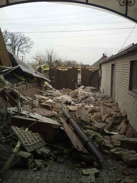 Через обстріли бойовиків Миколаївка знеструмлена, в Марїнці зруйнований будинок, - Нацполіція 04 Через обстріли бойовиків Миколаївка знеструмлена, в Марїнці зруйнований будинок, - Нацполіція 04