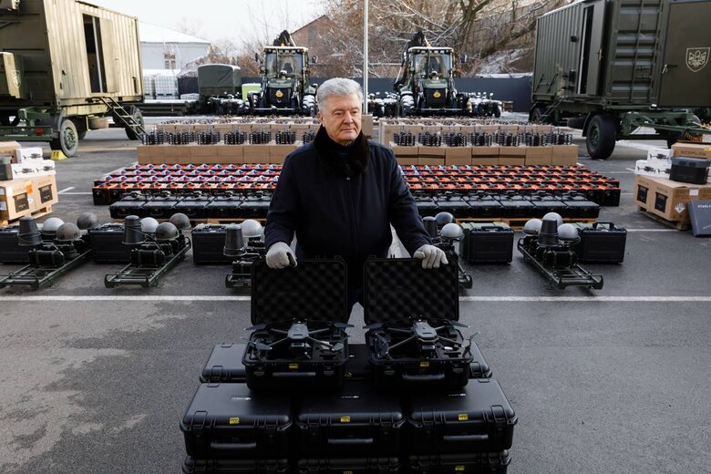 Порошенко передав 20 мавіків підрозділам, які взяли в полон військових КНДР