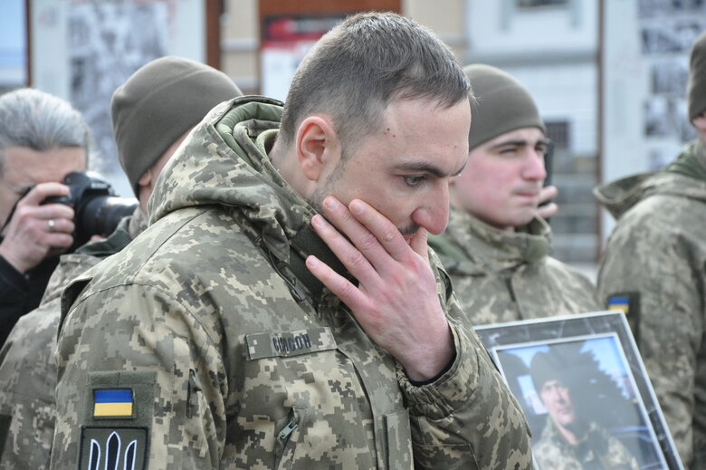 Із воїнами Олегом та Микитою Хомюками попрощалися у Києві: Батько та син загинули в бою проти окупантів під Бахмутом 22