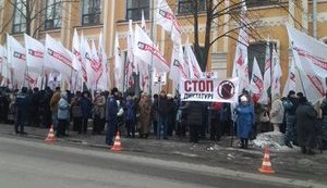 Opposition Picketing SACU in Support of Vlasenko. PHOTOS