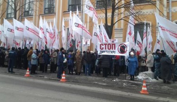 Opposition Picketing SACU in Support of Vlasenko. PHOTOS