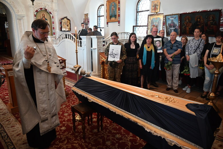 Зі скрипалем та воїном Давидом Якушиним, який загинув у бою з окупантами, попрощалися в Києві 30